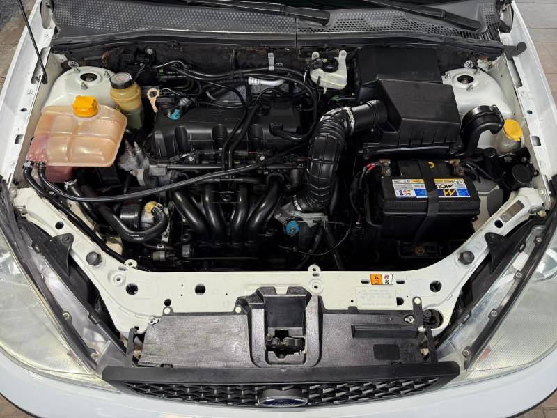 FORD - FOCUS - 2003/2004 - Branca - R$ 24.000,00