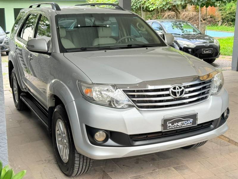 TOYOTA - HILUX SW4 - 2012/2012 - Prata - R$ 104.900,00