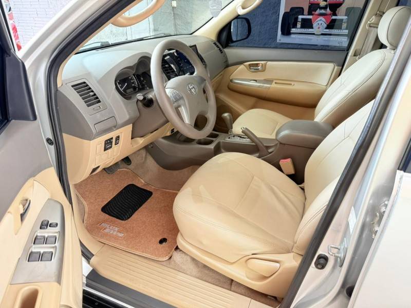 TOYOTA - HILUX SW4 - 2012/2012 - Prata - R$ 104.900,00