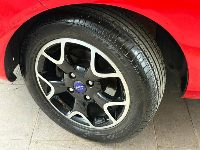 FORD - FIESTA - 2014/2015 - Vermelha - R$ 45.900,00