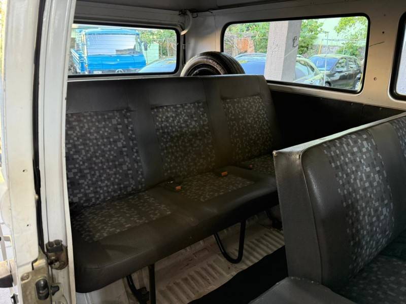 VOLKSWAGEN - KOMBI - 2006/2007 - Branca - R$ 40.000,00