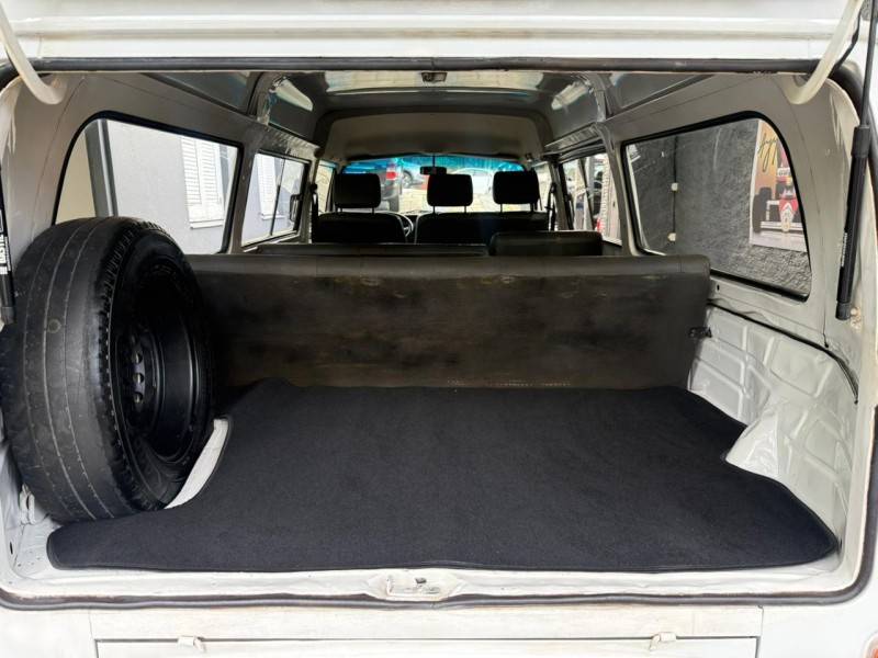 VOLKSWAGEN - KOMBI - 2013/2014 - Branca - R$ 55.000,00