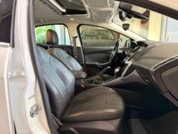 FORD - FOCUS - 2014/2015 - Branca - R$ 62.000,00