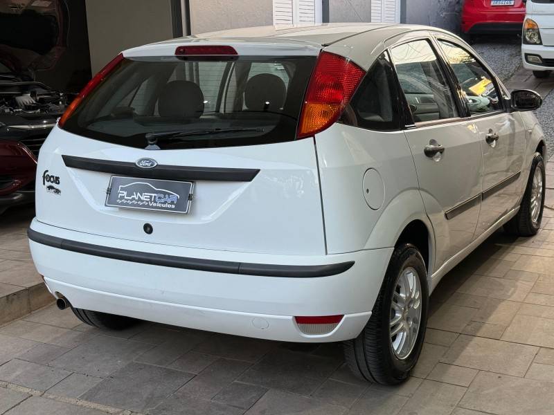 FORD - FOCUS - 2003/2004 - Branca - R$ 24.000,00