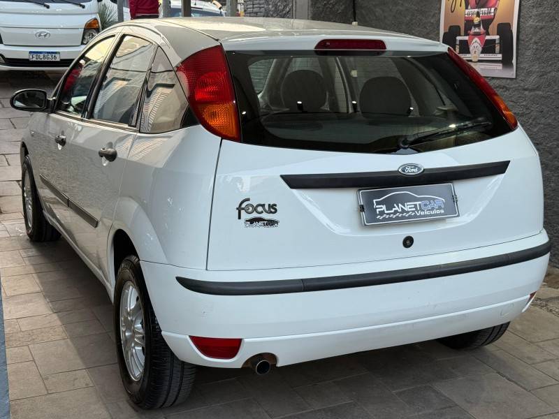 FORD - FOCUS - 2003/2004 - Branca - R$ 24.000,00