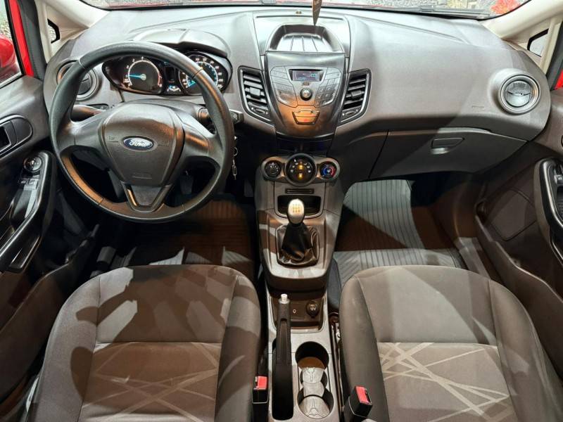 FORD - FIESTA - 2014/2015 - Vermelha - R$ 45.900,00