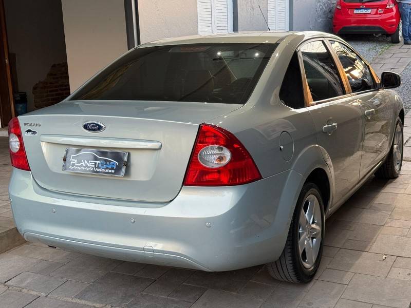 FORD - FOCUS - 2010/2011 - Prata - R$ 39.900,00