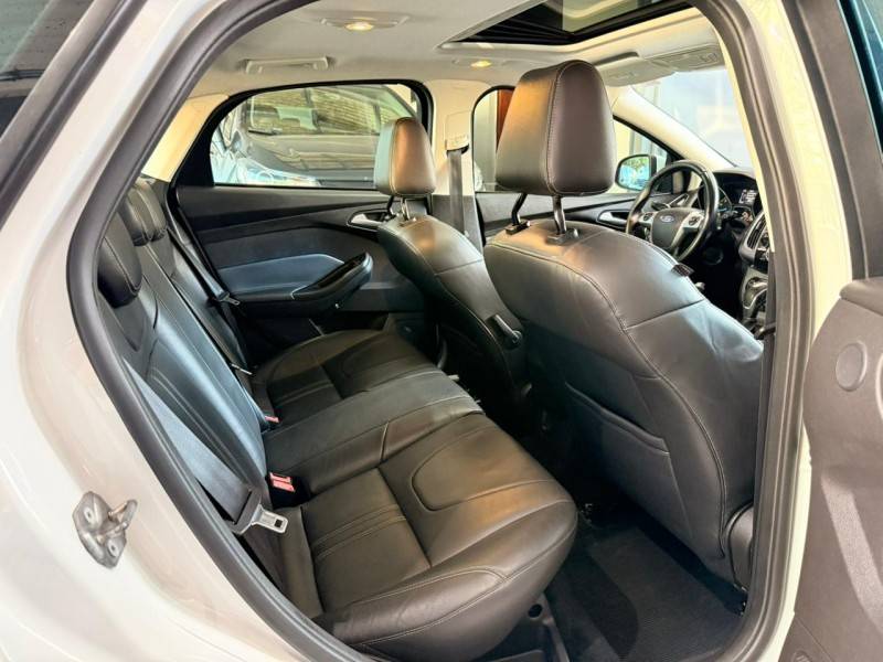 FORD - FOCUS - 2014/2015 - Branca - R$ 62.000,00