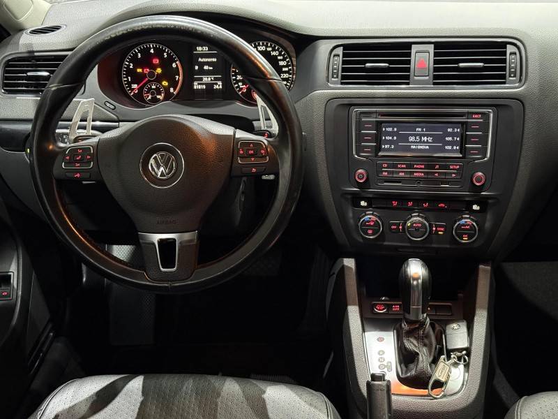 VOLKSWAGEN - JETTA - 2012/2013 - Branca - R$ 69.900,00