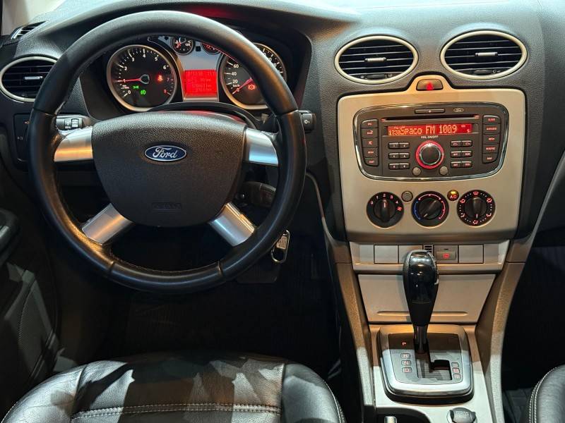 FORD - FOCUS - 2010/2011 - Prata - R$ 39.900,00