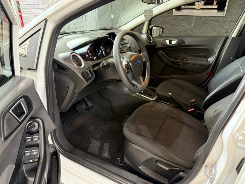 FORD - FIESTA - 2015/2016 - Branca - R$ 49.900,00