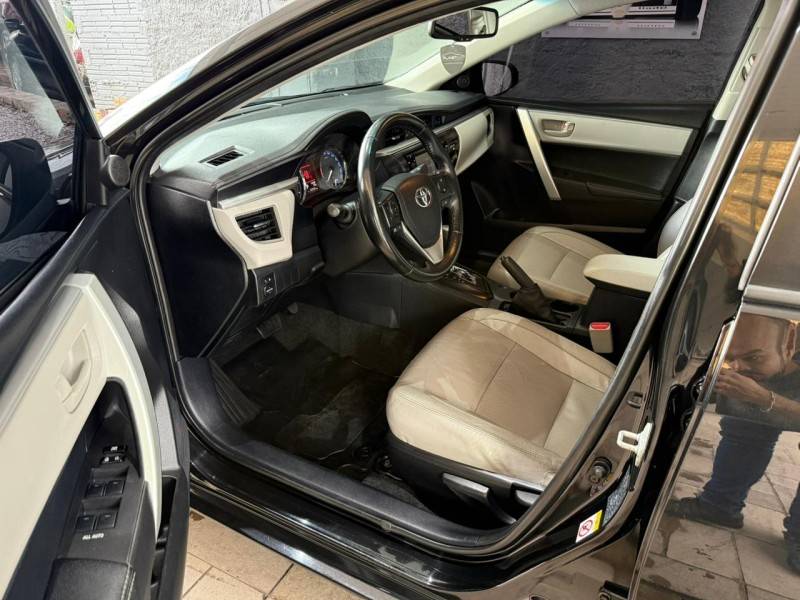 TOYOTA - COROLLA - 2014/2015 - Preta - R$ 85.900,00