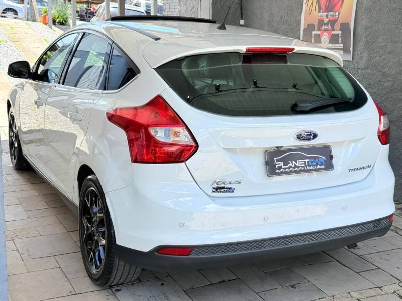 FORD - FOCUS - 2014/2015 - Branca - R$ 62.000,00