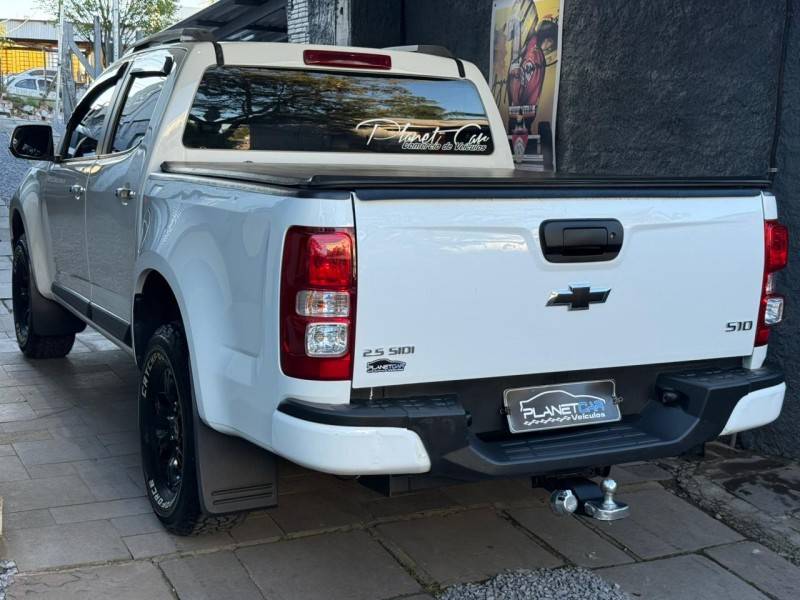 CHEVROLET - S10 - 2016/2017 - Branca - R$ 110.000,00