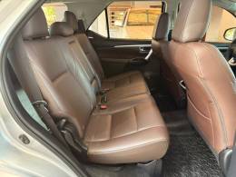 TOYOTA - HILUX SW4 - 2016/2016 - Prata - R$ 206.000,00