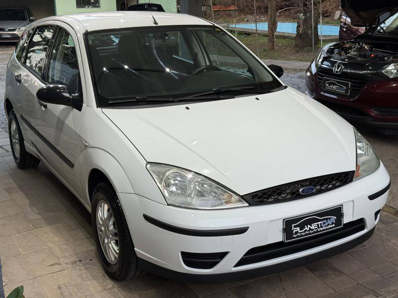 FORD - FOCUS - 2003/2004 - Branca - R$ 24.000,00
