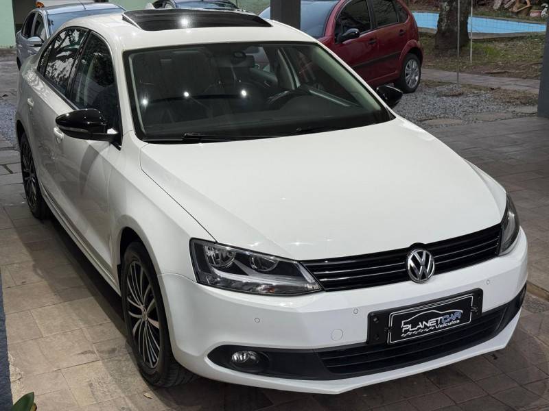 VOLKSWAGEN - JETTA - 2012/2013 - Branca - R$ 69.900,00