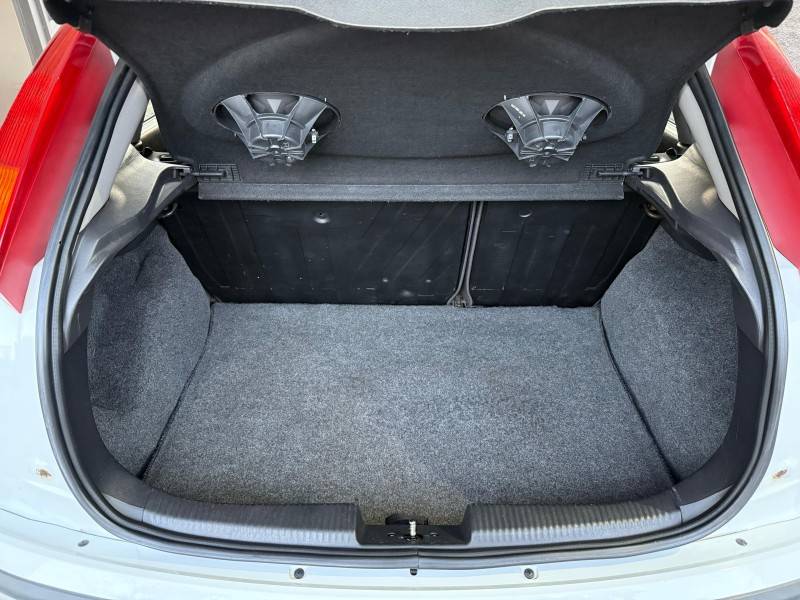 FORD - FOCUS - 2003/2004 - Branca - R$ 24.000,00