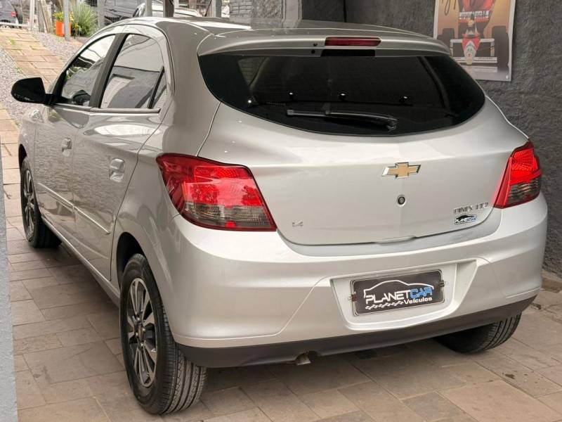 CHEVROLET - ONIX - 2015/2015 - Prata - R$ 52.900,00