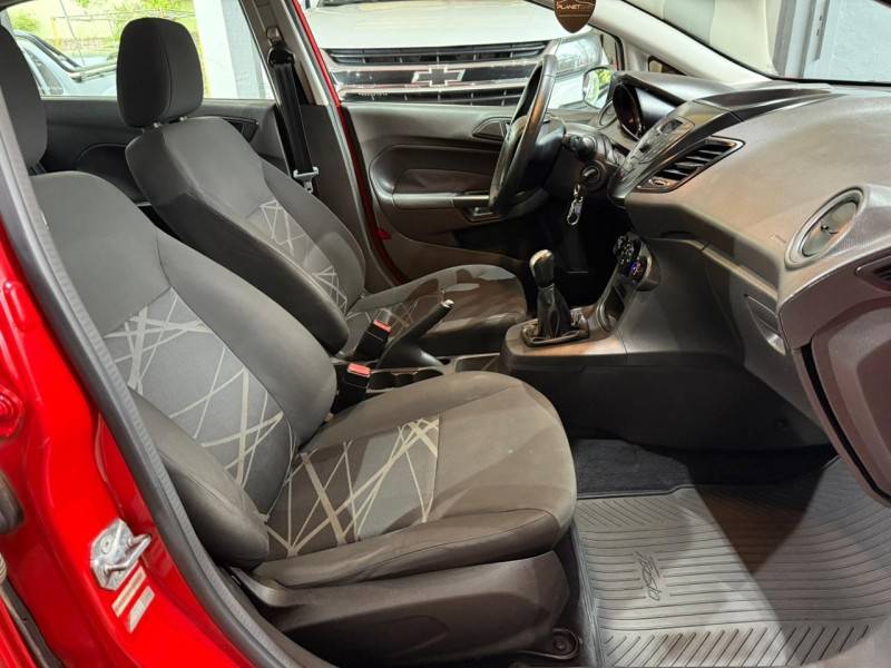 FORD - FIESTA - 2014/2015 - Vermelha - R$ 45.900,00