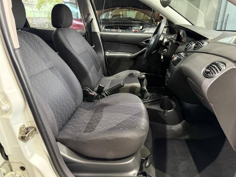 FORD - FOCUS - 2003/2004 - Branca - R$ 24.000,00