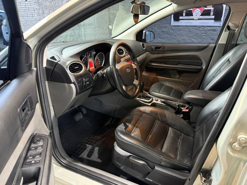 FORD - FOCUS - 2010/2011 - Prata - R$ 39.900,00