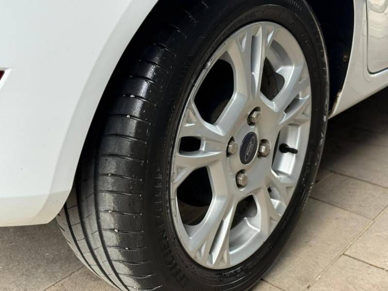FORD - FIESTA - 2015/2016 - Branca - R$ 49.900,00