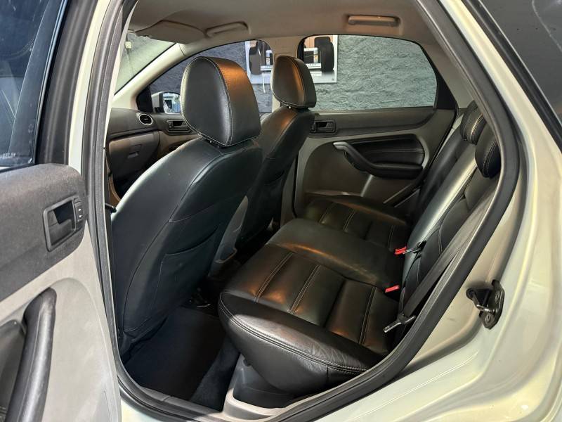 FORD - FOCUS - 2010/2011 - Prata - R$ 39.900,00