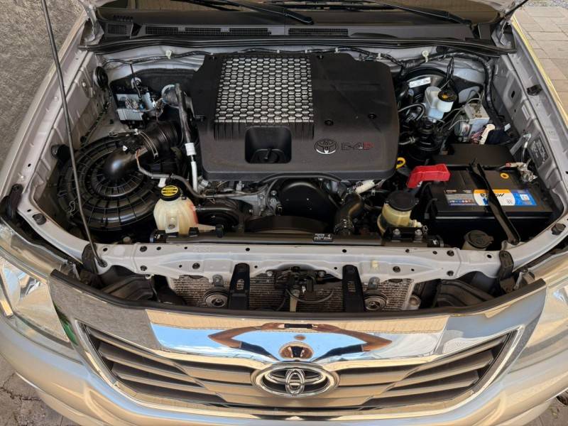 TOYOTA - HILUX - 2013/2013 - Prata - R$ 132.900,00