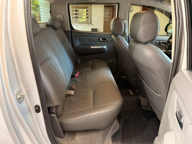 TOYOTA - HILUX - 2013/2013 - Prata - R$ 132.900,00