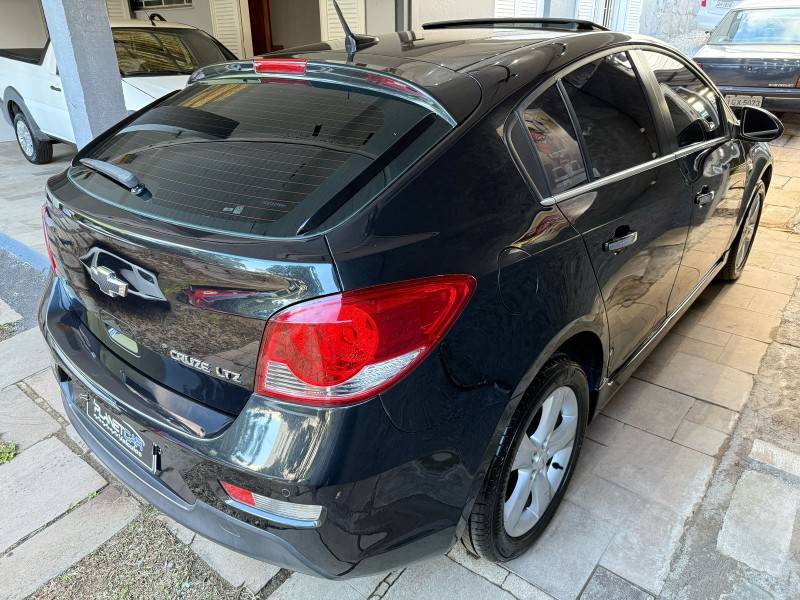 CHEVROLET - CRUZE - 2013/2014 - Preta - R$ 72.000,00