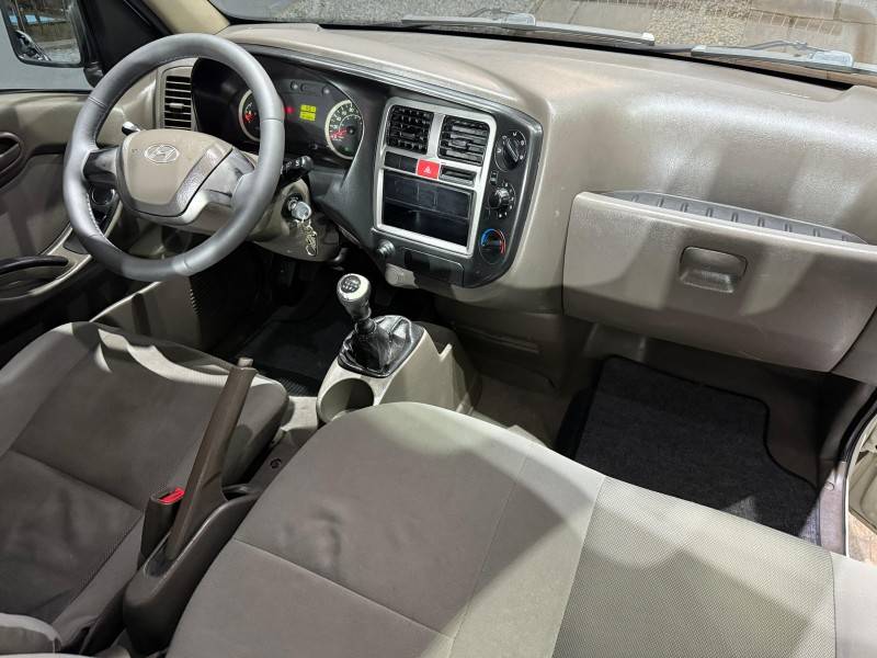 HYUNDAI - HR - 2013/2014 - Branca - R$ 93.000,00