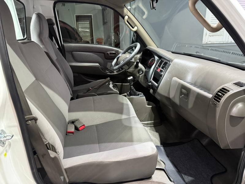 HYUNDAI - HR - 2013/2014 - Branca - R$ 93.000,00