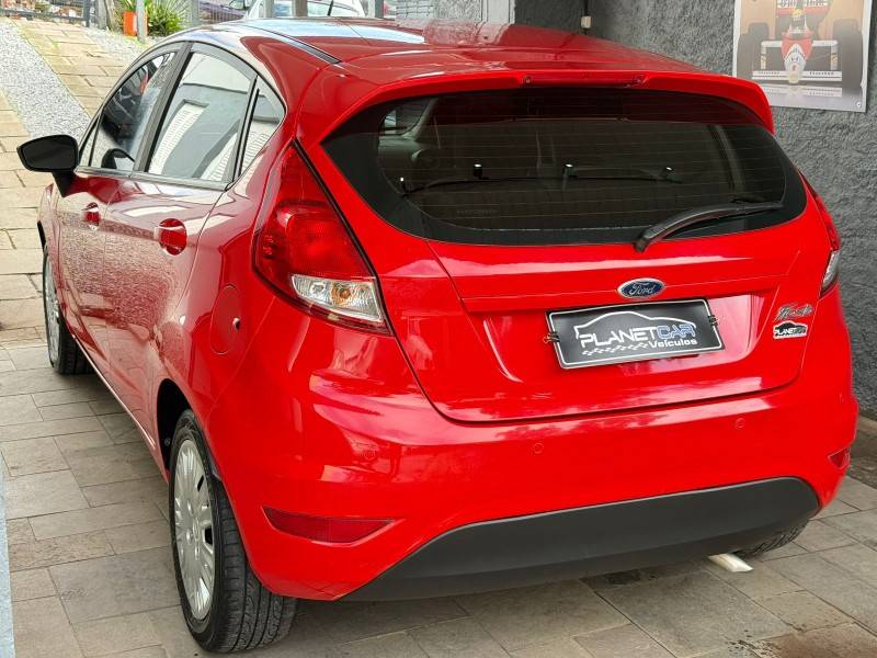 FORD - FIESTA - 2013/2014 - Vermelha - R$ 42.900,00