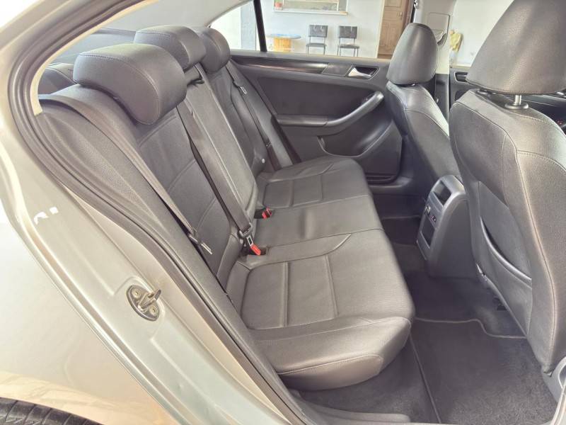 VOLKSWAGEN - JETTA - 2011/2012 - Prata - R$ 59.900,00
