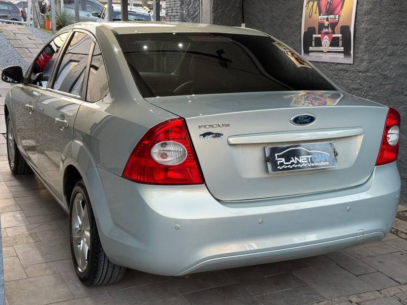 FORD - FOCUS - 2010/2011 - Prata - R$ 39.900,00