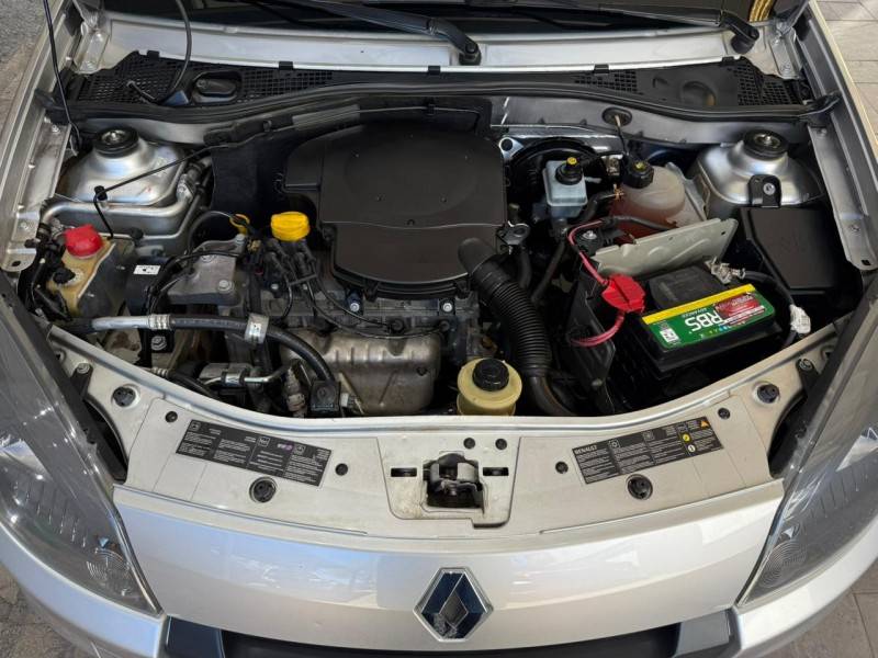 RENAULT - SANDERO - 2013/2014 - Prata - R$ 36.500,00