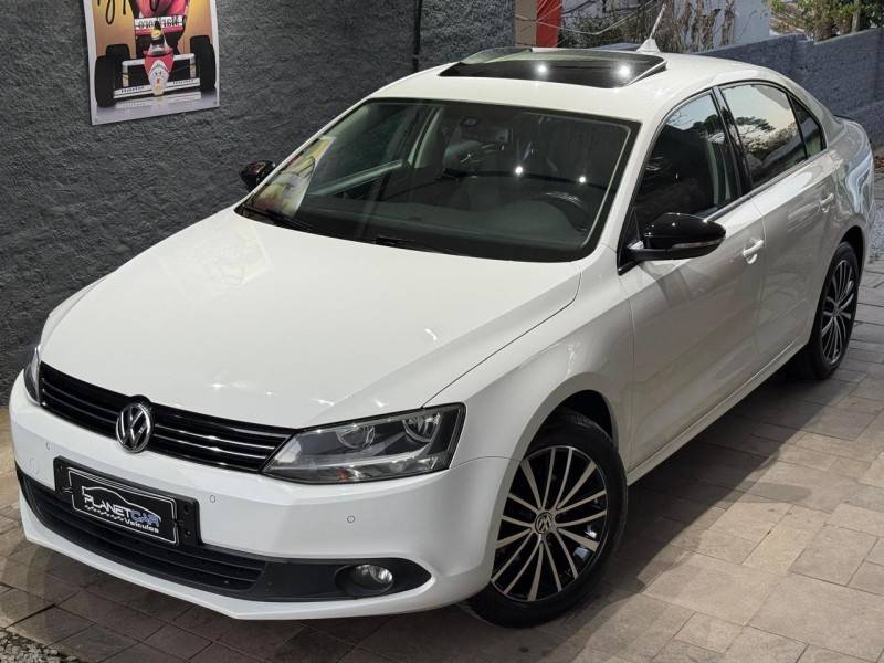 VOLKSWAGEN - JETTA - 2012/2013 - Branca - R$ 69.900,00