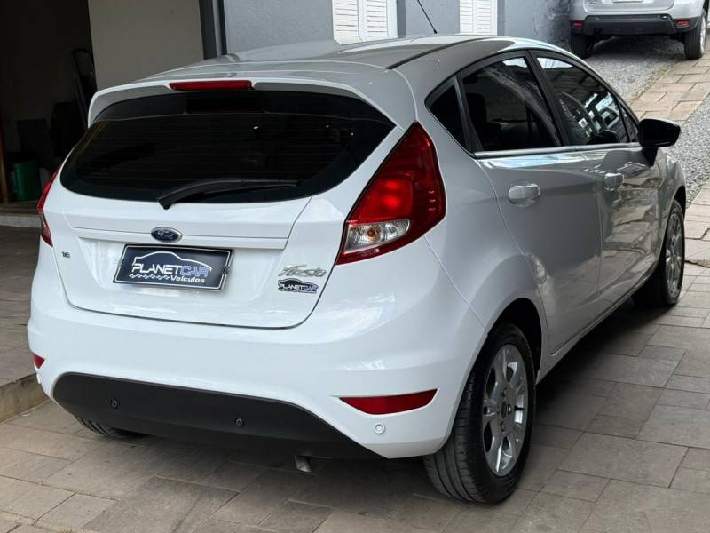 FORD - FIESTA - 2015/2016 - Branca - R$ 49.900,00