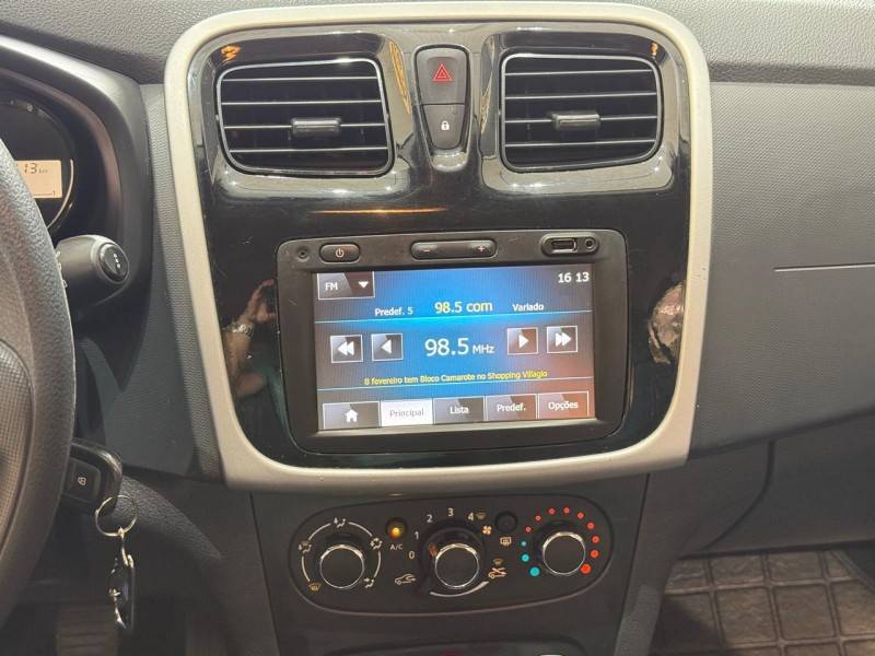 RENAULT - SANDERO - 2017/2017 - Prata - R$ 42.500,00