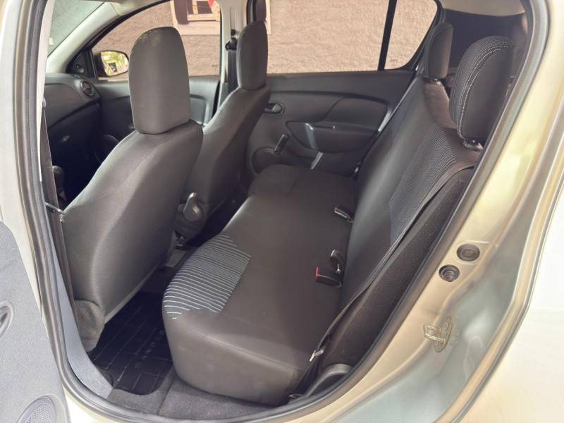 RENAULT - SANDERO - 2017/2017 - Prata - R$ 42.500,00