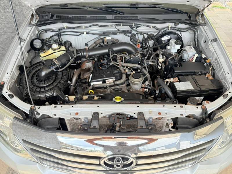 TOYOTA - HILUX SW4 - 2012/2012 - Prata - R$ 104.900,00