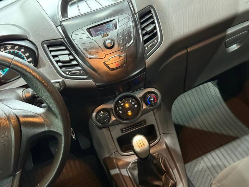 FORD - FIESTA - 2014/2015 - Vermelha - R$ 45.900,00